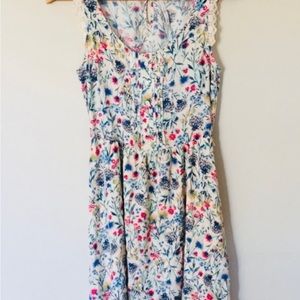 LC Lauren Conrad floral print summer dress sleeveless lace and lined elegant